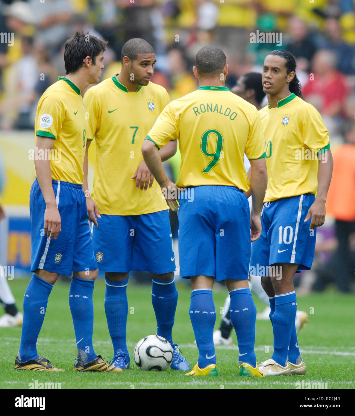 FIFA WM Stadion Dortmund,  Germany 27.6.2006, FIFA World Cup Germany 2006, round of 16, Brazil vs Ghana 3:0  ---  fr. left: KAKA, ADRIANO, RONALDO, RONALDINHO discuss before deciding who will take the free kick Stock Photo