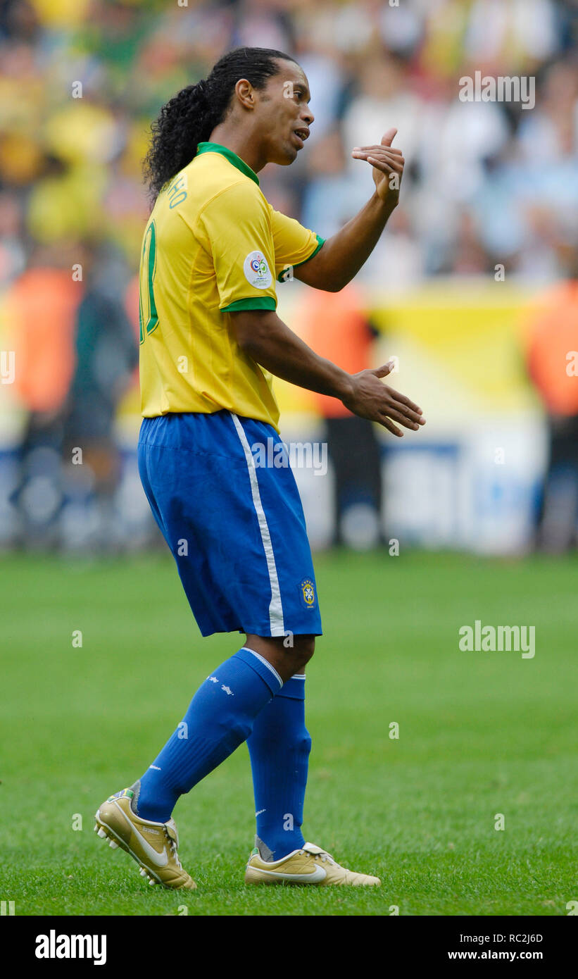 Ronaldinho Gaucho Makes Mold of the Feet To Be Eternalized Editorial Stock  Photo - Image of activity, sport: 136109233