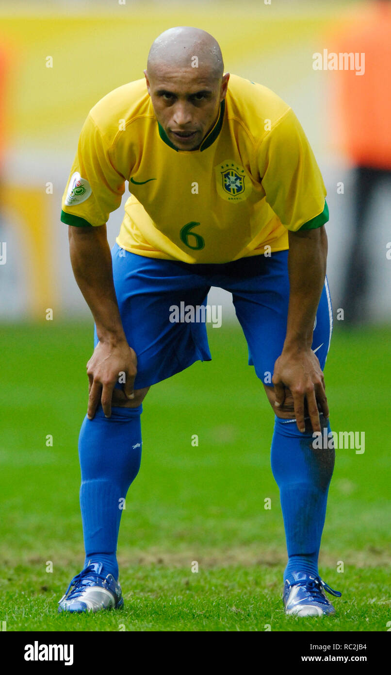 https://c8.alamy.com/comp/RC2JB4/fifa-wm-stadion-dortmund-germany-2762006-fifa-world-cup-germany-2006-round-of-16-brazil-vs-ghana-30-roberto-carlos-bra-RC2JB4.jpg