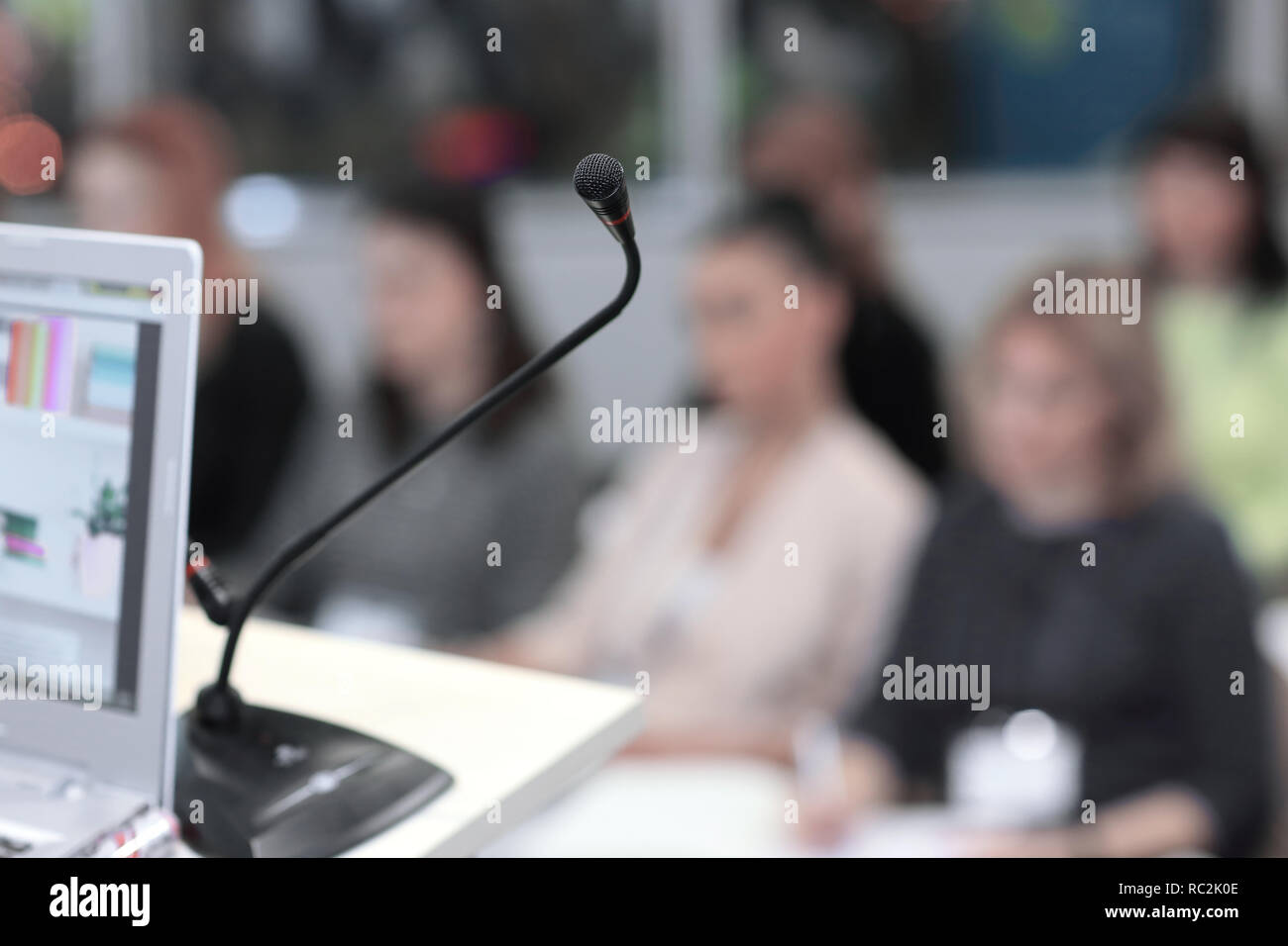 Empty open meeting room hi-res stock photography and images - Alamy