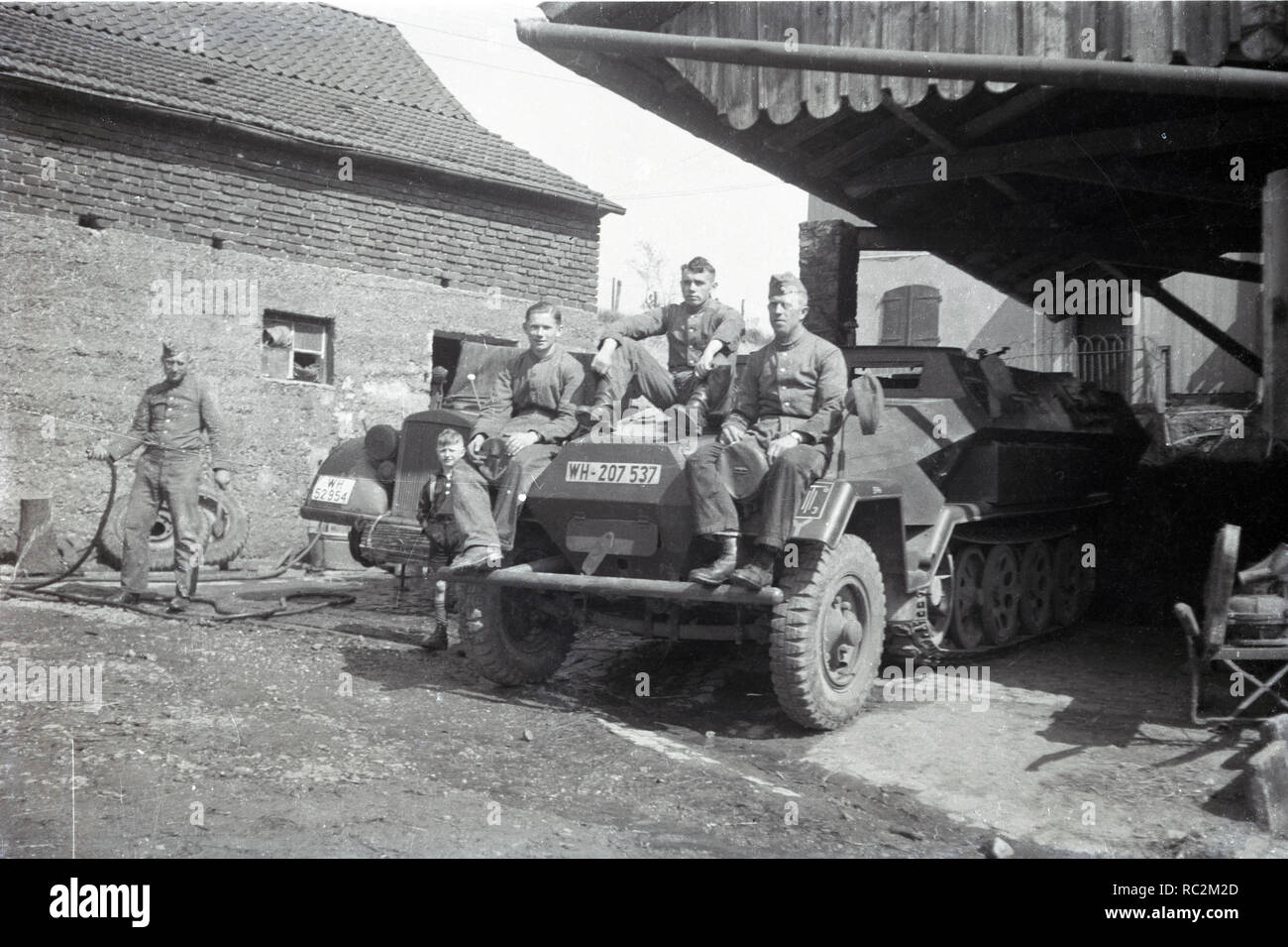 Wehrmacht Heer Halbkettenfahrzeug Schützenpanzerwagen Sd.Kfz. / German Army - 251/1 Stock Photo