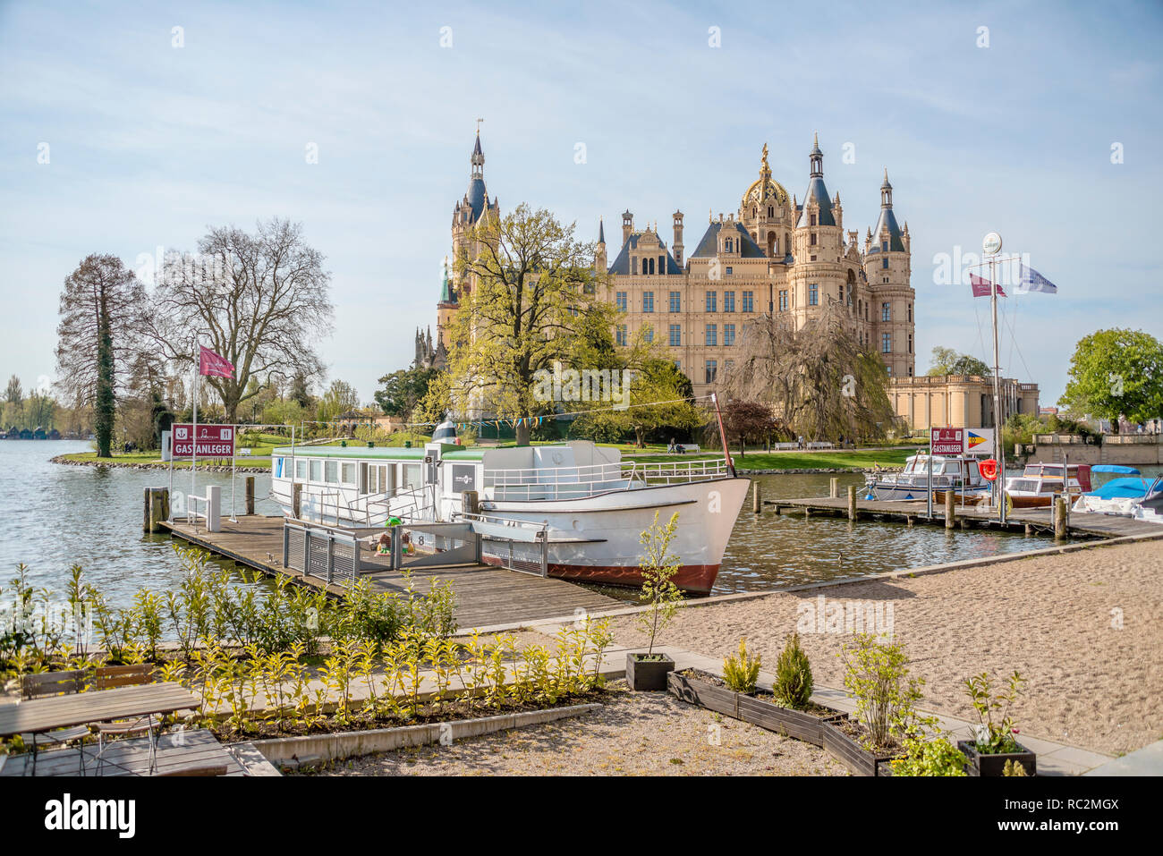 Sightseeing ship in front of Schwerin Palace, Schwerin, Mecklenburg Western Pomerania, Germany Stock Photo