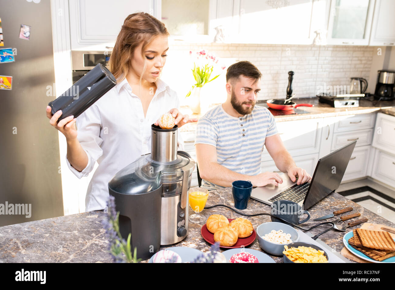 Couple laptop in kitchen hi-res stock photography and images - Alamy