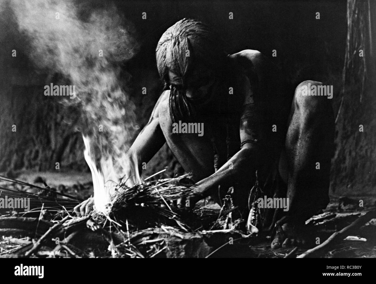 Original film title: LA GUERRE DU FEU. English title: QUEST FOR FIRE. Year: 1981. Director: JEAN-JACQUES ANNAUD. Credit: 20TH CENTURY FOX / Album Stock Photo