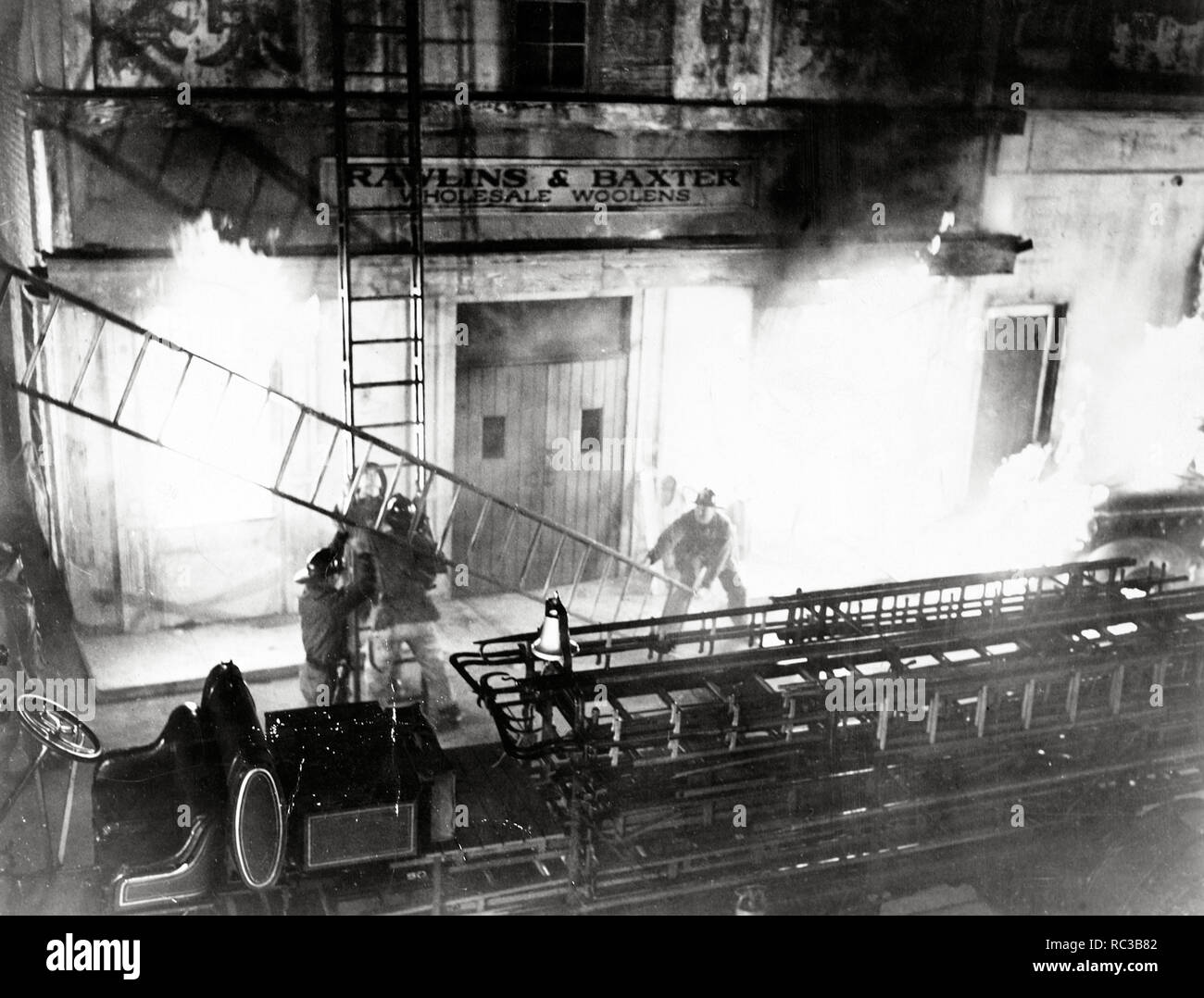 Original film title: ARSON SQUAD. English title: ARSON SQUAD. Year: 1945. Director: LEW LANDERS. Credit: PRC PICTURES / Album Stock Photo