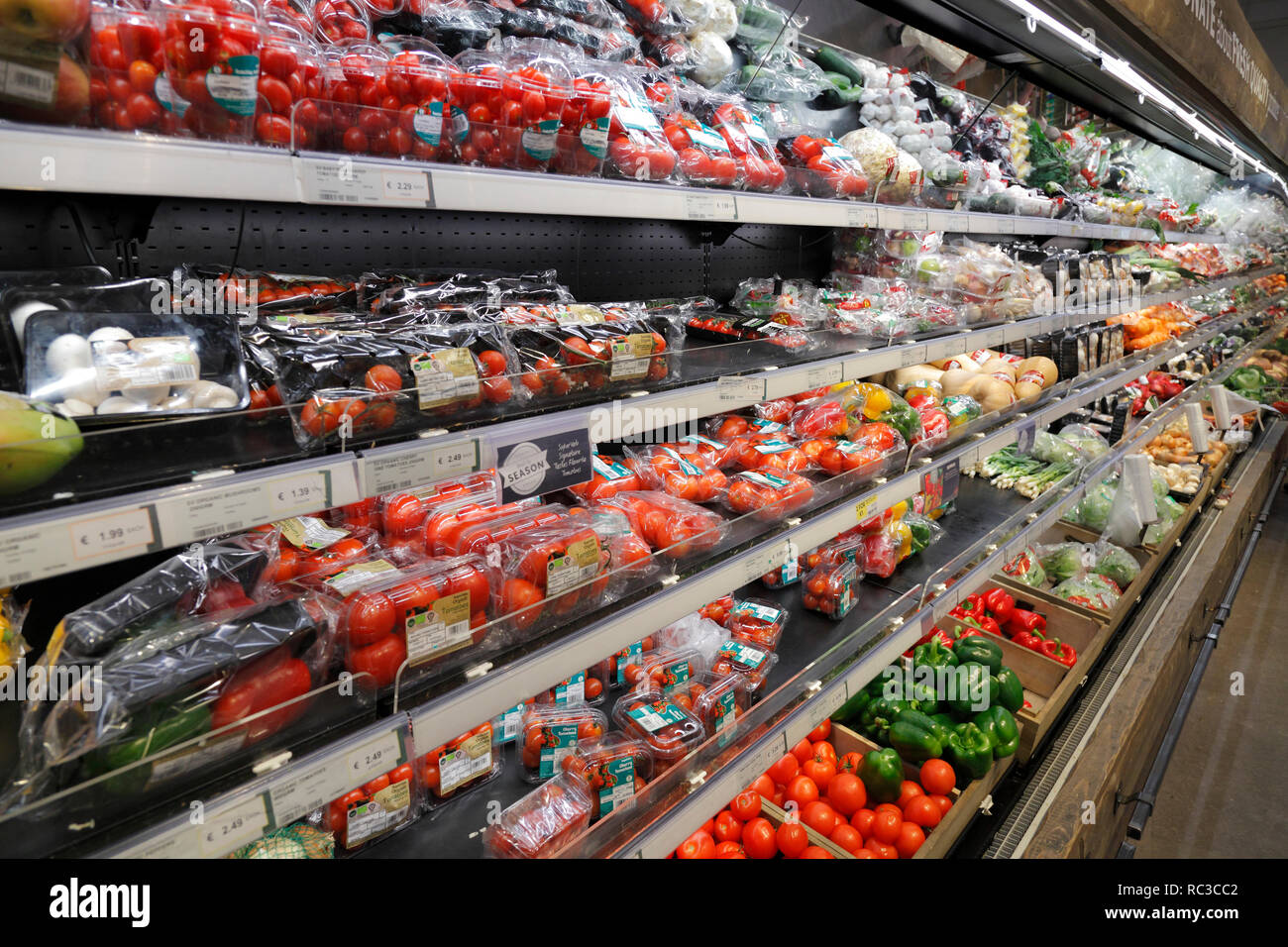 vegetables like tomatoes on a shelf in a supermarket Stock Photo
