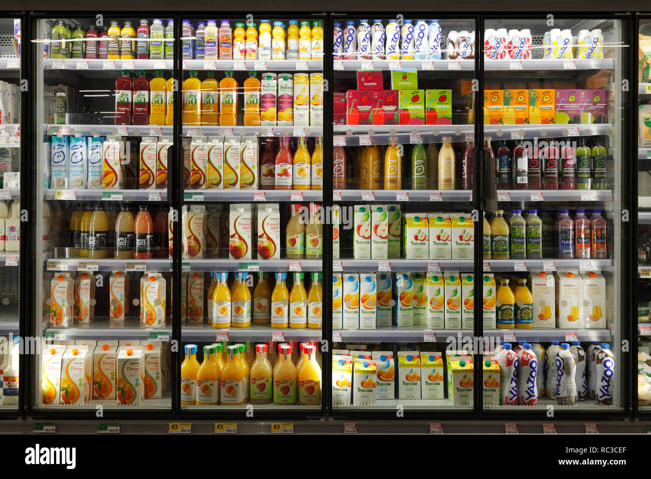 https://c8.alamy.com/comp/RC3CEF/juice-fridge-in-a-supermarket-RC3CEF.jpg