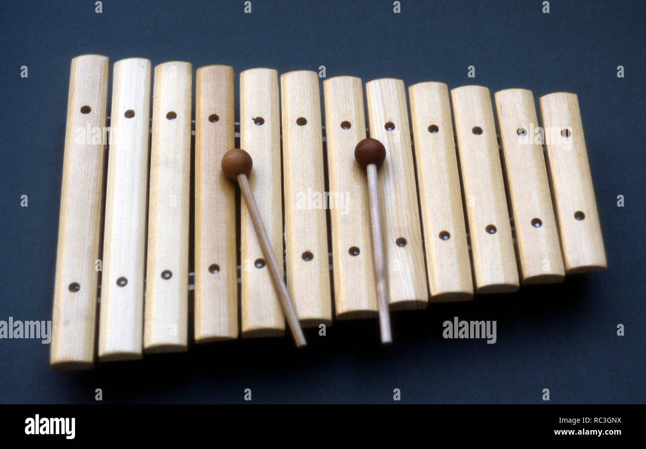 XILOFONO y dos BAQUETAS. Instrumento musical de percusión. Madera Stock