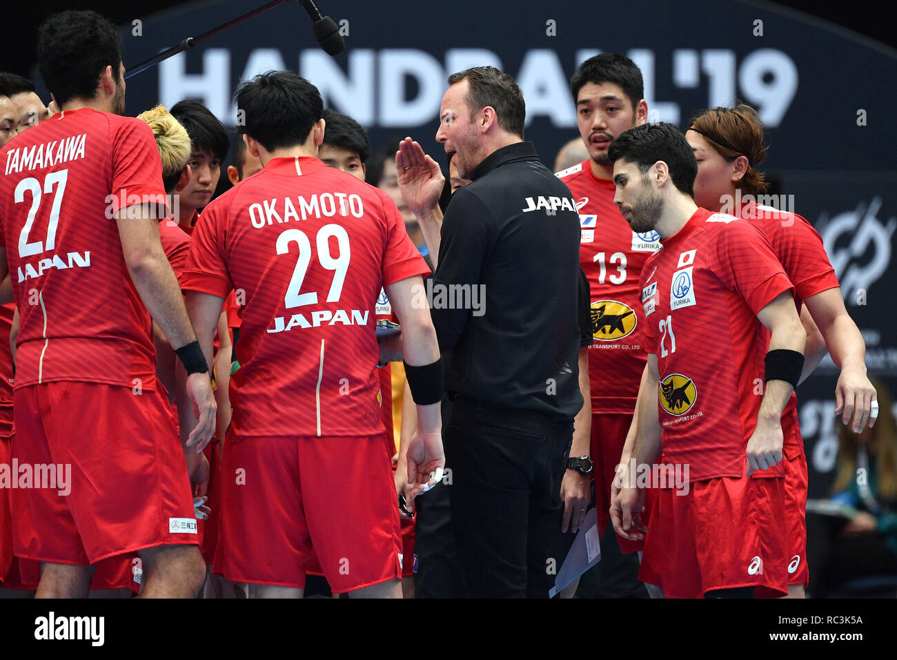 Dagur SIGURDSSON (coach Japan), gesture, gives instructions during a break, timeout, team photo, team, team, team photo. Preliminary Group B, Croatia (CRO) -Japan (JPN) on 01/13/2019 in Muenchen/Germany, Olympiahalle. Handball World Cup 2019, from 10.01. - 27.01.2019 in Germany and Denmark. Sven Simon Photo Agency GmbH & Co. Press Photo KG # Prinzess-Luise-Str. 41 # 45479 M uelheim/Ruhr # Tel. 0208/9413250 # Fax. 0208/9413260 # GLS Bank # BLZ 430 609 67 # Kto. 4030 025 100 # IBAN DE75 4306 0967 4030 0251 00 # BIC GENODEM1GLS # www.svensimon.net. | usage worldwide Stock Photo