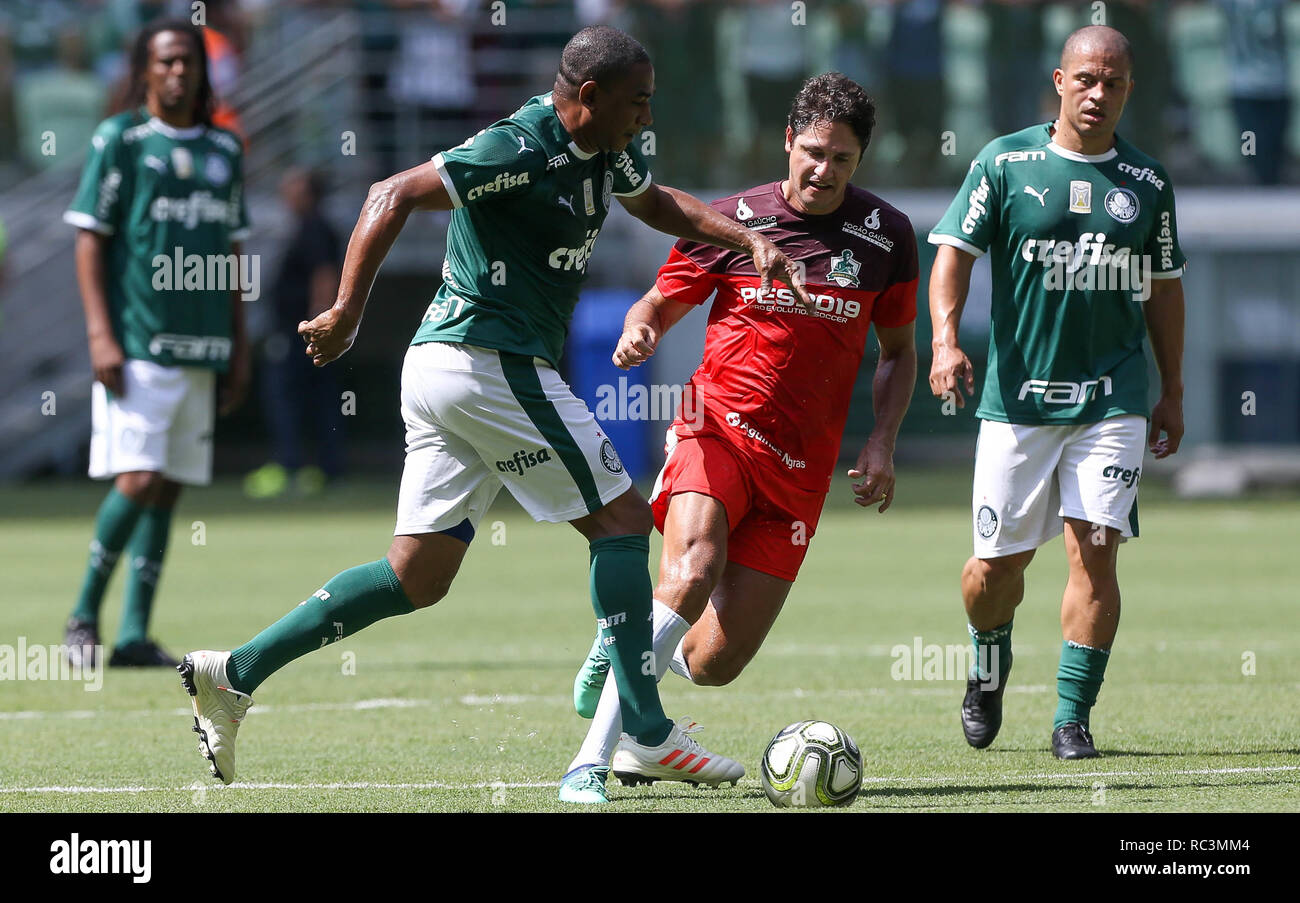 Sao Paulo, Brazil. 13th January 2019. AMIGOS DO ZÉ ROBERTO X PALMEIRAS - Friends of Zé Roberto against Palmeiras. Farewell game of the ex-player Zé Roberto, in the arena Allianz Park. Cesar Sampaio and Edmilson (D). (Photo: Cesar Greco/Fotoarena) Credit: Foto Arena LTDA/Alamy Live News Stock Photo