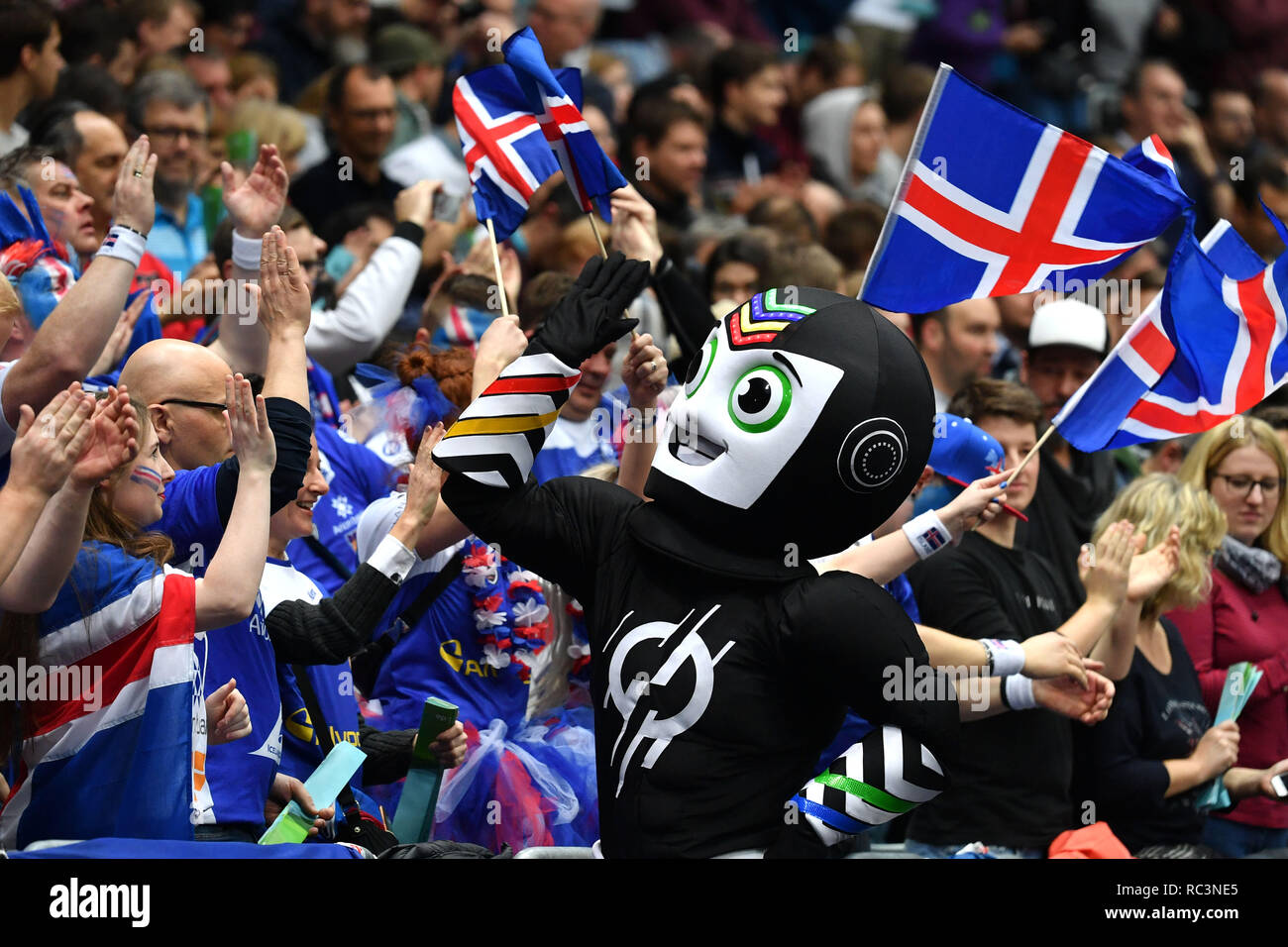 Munich, Deutschland. 13th Jan, 2019. Mascot STAN ensures good mood among the Icelandic handball fans, fans, preliminary round Group B, Spain (ESP-Iceland (ISL), on 01/13/2019 in Muenchen/Germany, Olympiahalle Handball World Cup 2019, from 10.01. - 27.01.2019 in Germany and Denmark Sven Simon Photo Agency GmbH & Co. Press Photo KG # Prinzess-Luise-Str. 41 # 45479 M uelheim/Ruhr # Tel. 0208/9413250 # Fax. 0208/9413260 # GLS Bank # BLZ 430 609 67 # Kto. 4030 025 100 # IBAN DE75 4306 0967 4030 0251 00 # BIC GENODEM1GLS # www.svensimon.net. | Usage worldwide Credit: dpa/Alamy Live News Stock Photo