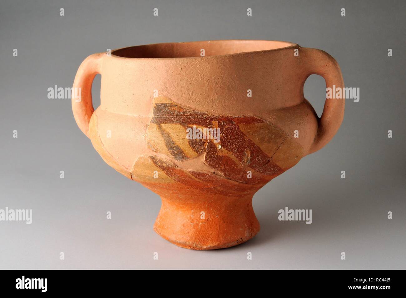Repopulation Cup with two handles ,engalba thatched upper with a series of four strokes. Height 89 mm Width 107 mm Thickness 4 mm (12 th- 13 th CE ) - Medieval period belonging of the ' Burgo de Santiuste Museum' in Alcalá de Henares. (Madrid). SPAIN. Stock Photo