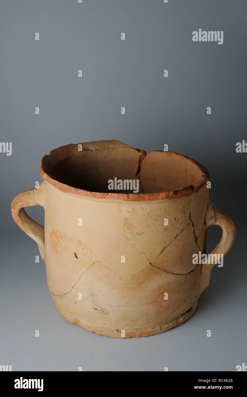 Bacin ceramic bisque, slip on the front and two handles. Diameter 22, 5 cm Height 33 cms Width 19 cms (14 th CE ) - Medieval period from the archaeological site of the ' calle Santiago ' in Alcala de Henares - ' Burgo de Santiuste Museum' . (Madrid). SPAIN. Stock Photo