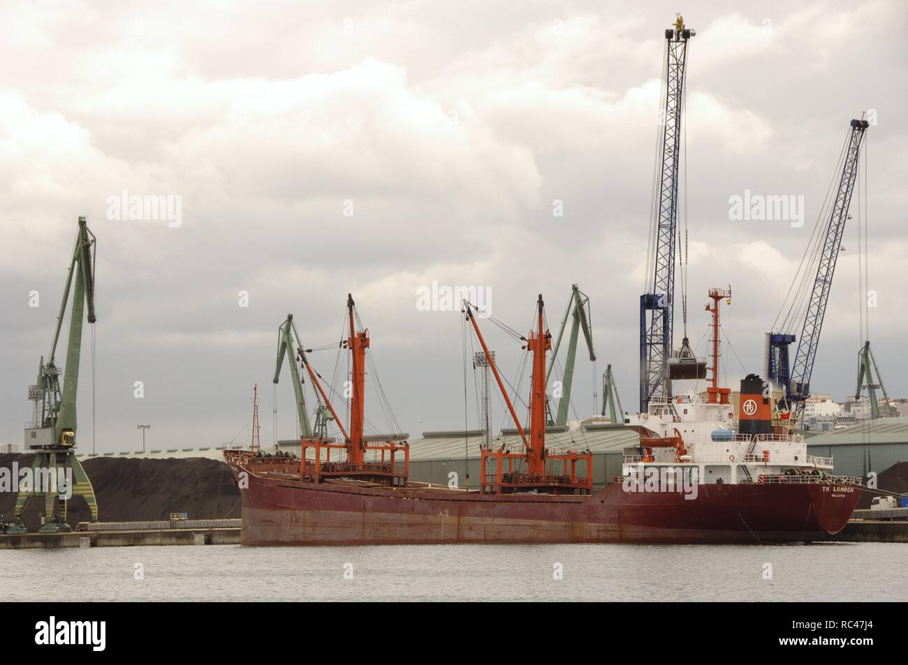 Mobile cranes dock hi-res stock photography and images - Alamy