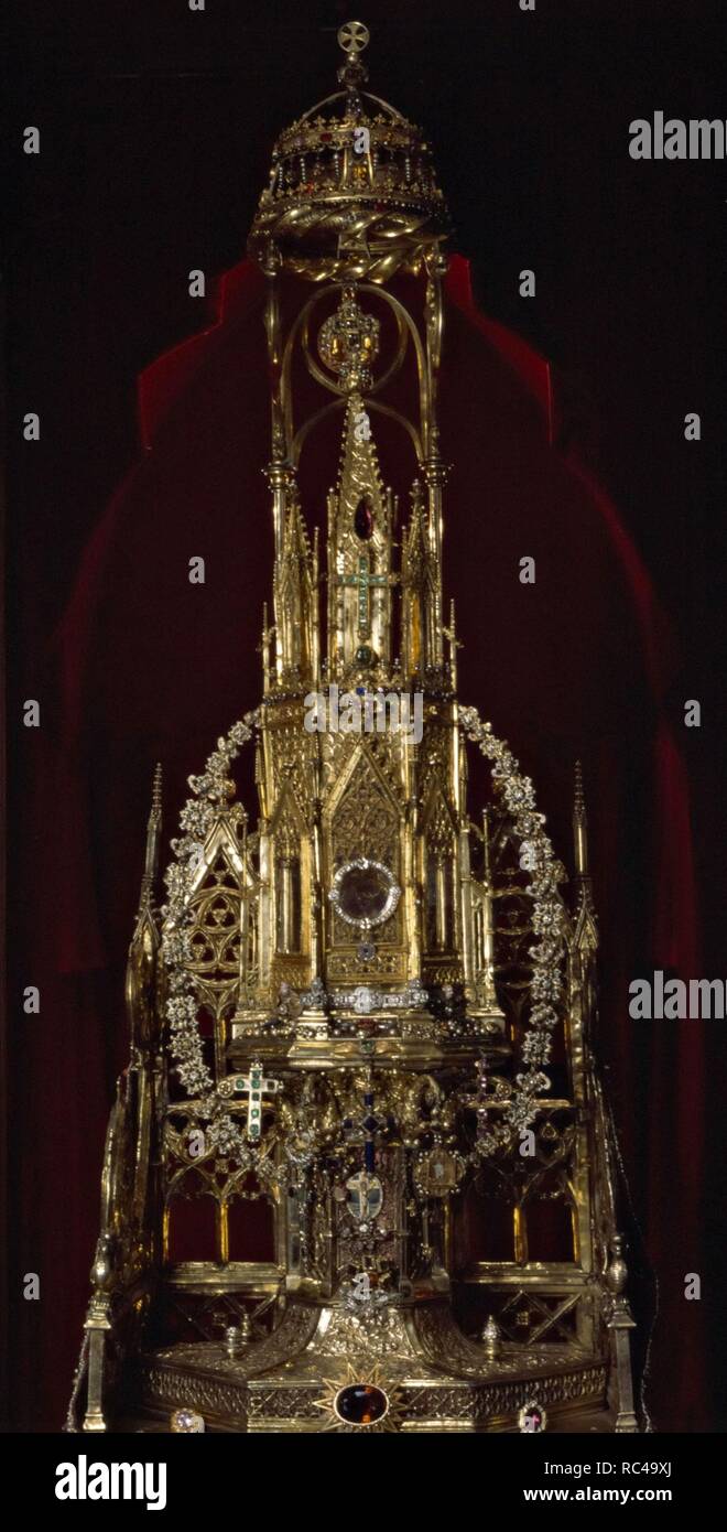 Processional monstrance made ??of silver and gold. It is a work of the late 14th century, in Gothic style with some Renaissance elements. It rests on the chair of King Martin of Aragon. Barcelona Cathedral. Museum: CATEDRAL DE BARCELONA. Stock Photo