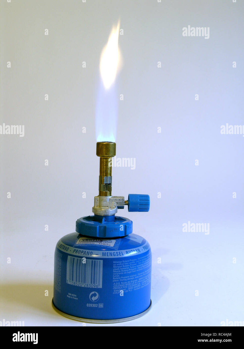 MECHERO BUNSEN ENCENDIDO Stock Photo - Alamy