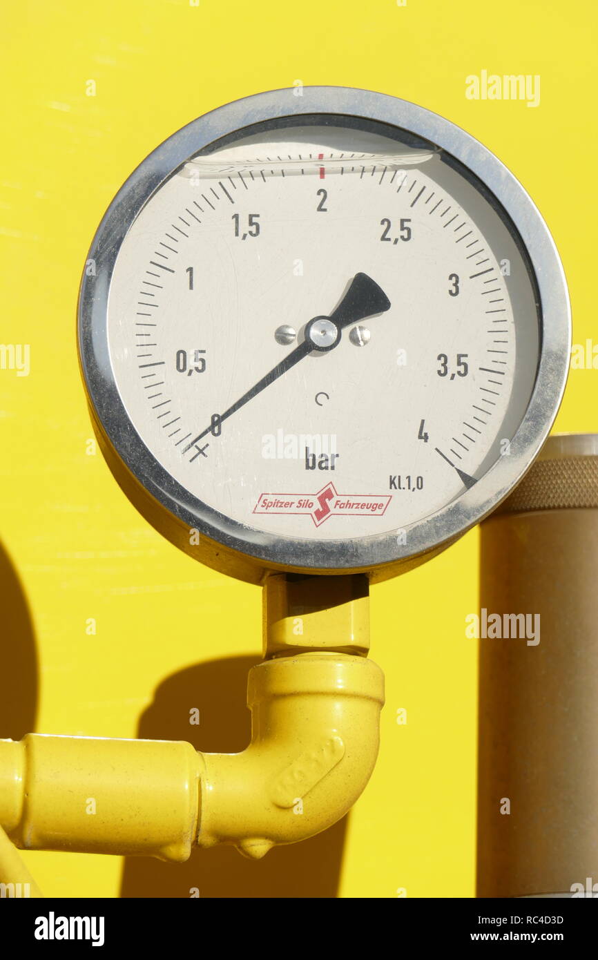 Pressure gauge, manometer on a silo vehicle, Germany I Druckanzeige