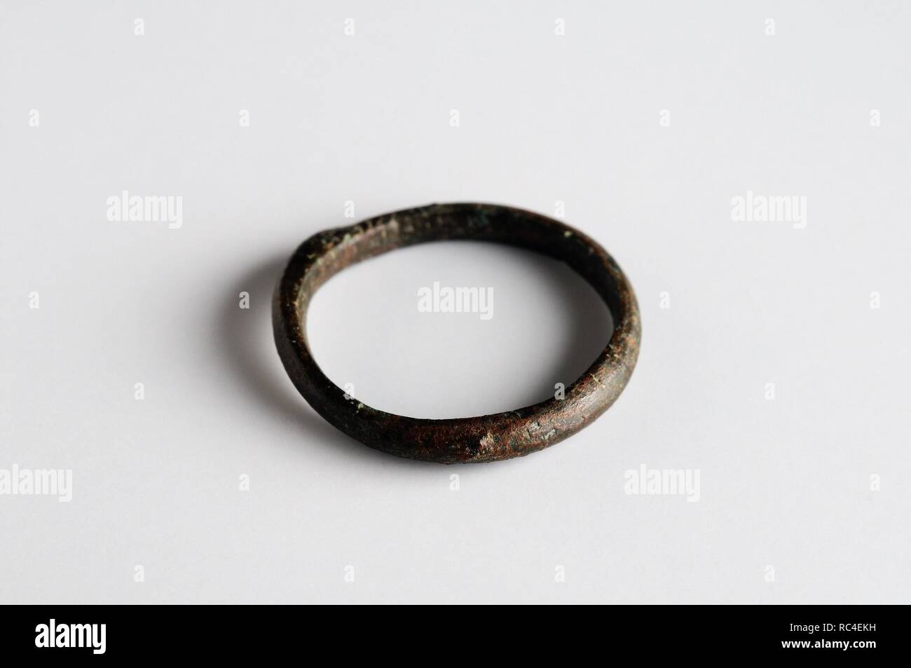 Bronze ring with rounded outer edge. 2.3 x 0.2 cm - Medieval period from the archaeological site of " La Magistral " in Alcala de Henares - " Burgo de Santiuste Museum " (Madrid). SPAIN. Stock Photo