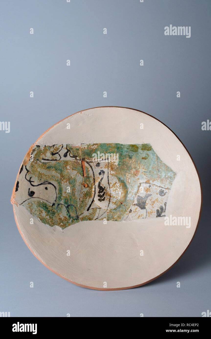 Glazed ceramic dish with floral decoration. Base diameter 68mm Maximum width 237 mm Thickness 7 mm ( 14 th CE ) - Medieval period belonging of the ' Burgo de Santiuste Museum' in Alcalá de Henares. (Madrid). SPAIN. Stock Photo