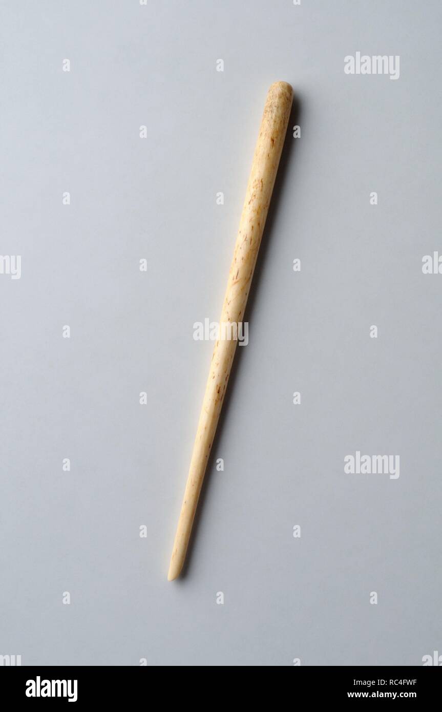 Bone awl. Length 10 cm Diameter 0, 5 cm (12th- 14 th) - Medieval period belonging of the ' Burgo de Santiuste Museum' in Alcalá de Henares. (Madrid). SPAIN. Stock Photo