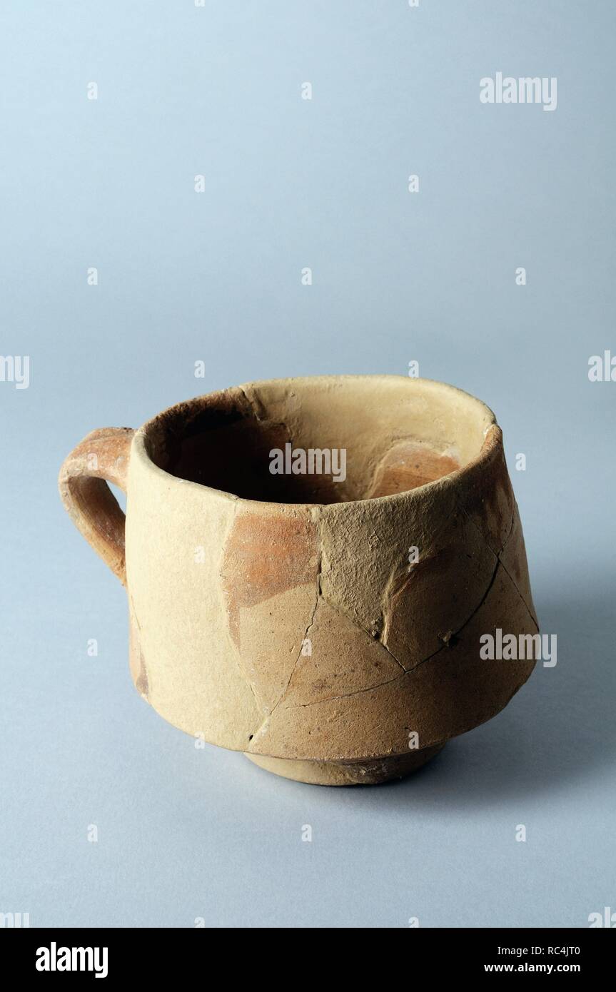 Bisque ceramic cup decorated with iron oxide. Mouth diameter 7.7 cm Height 8 cm (12 th -13 th ) - Medieval period from the archaeological site of the "calle seises " in Alcalá de Henares - " Burgo de Santiuste Museum ." (Madrid). SPAIN. Stock Photo