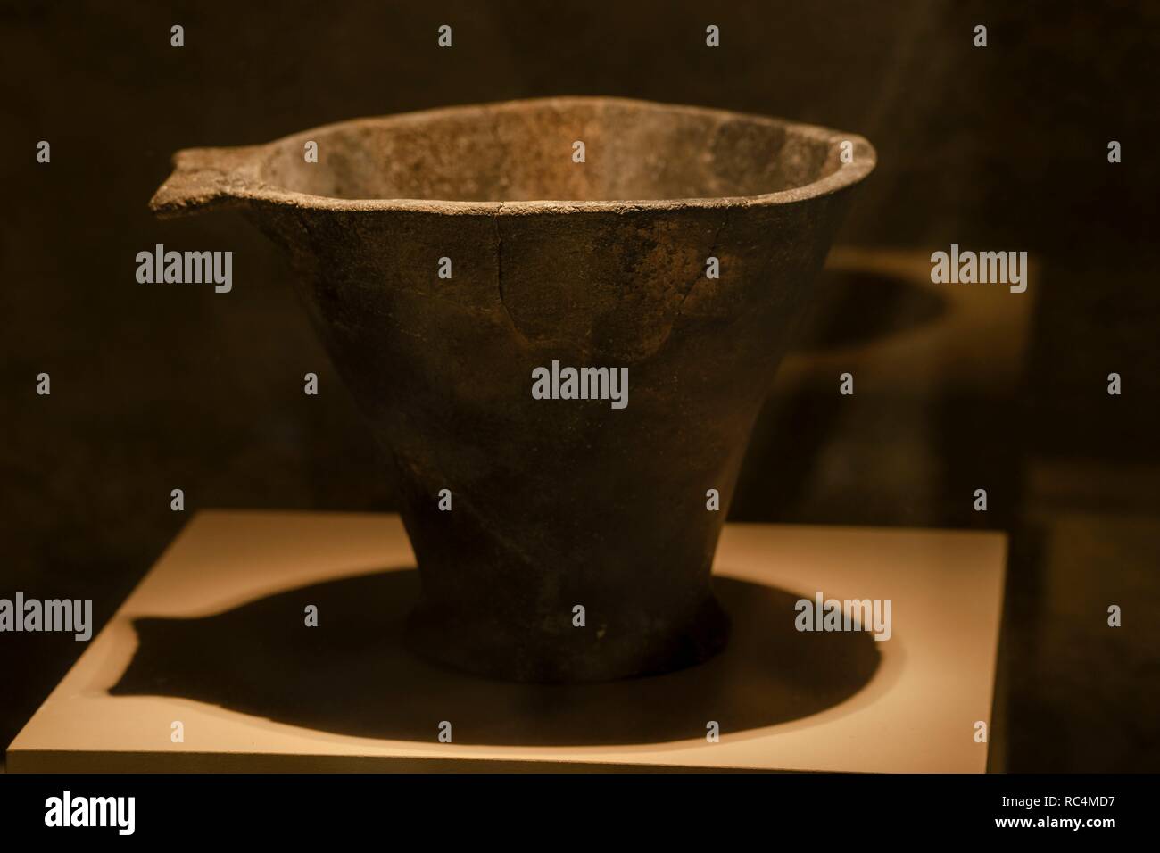 recipientes de ceramica de uso ritual, encontrado en el talayote 2 , Museo arqueologico Son Fornes, sala de época talayótica (1300-123 a. C.), Montuiri,  Comarca de Es Pla, Mallorca, Spain. Stock Photo