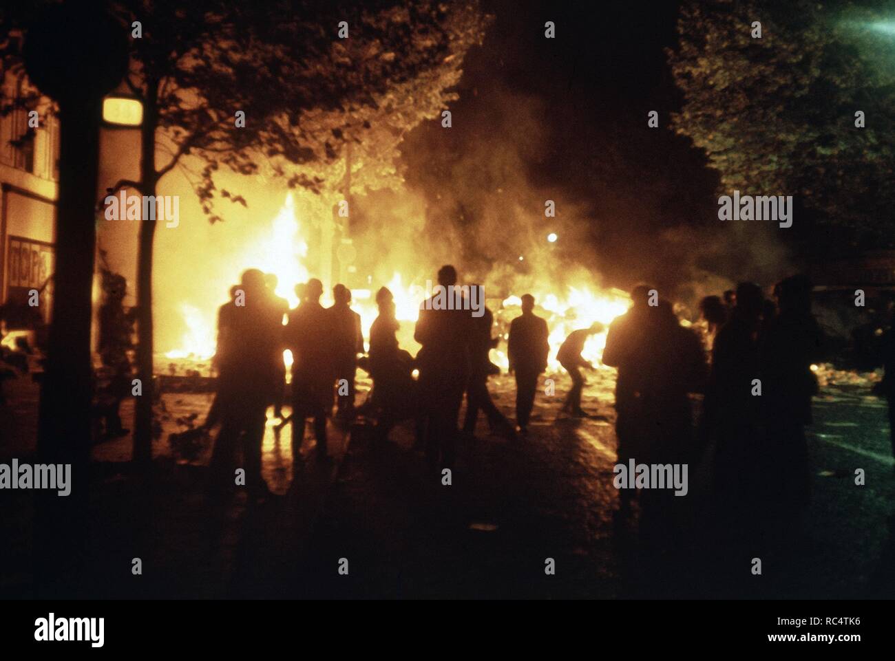 MAYO DEL 68 - REVUELTAS EN LAS CALLES - INCENDIOS PROVOCADOS. Location: EXTERIOR. Stock Photo