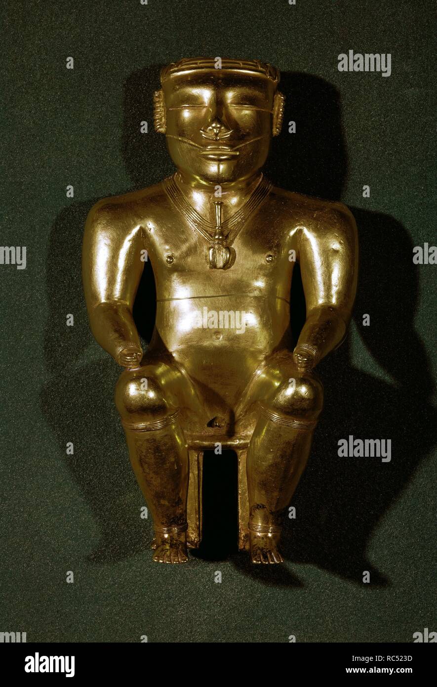 EPOCA PRECOLOMBINA. MESOAMERICA. CULTURA QUIMBAYA. Desarrollada entre 500 y 1500, en el valle del río Cauca (Colombia). FIGURA MASCULINA DE ORO, SENTADA. Procedente de un monumento funerario del Departamento de Antioquía (Colombia). Museo de América. Madrid. España. Stock Photo