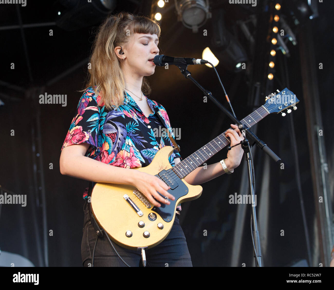 A Gibson Les Paul guitar being played live onstage by Juliette Jackson of British alternative rock band The Big Moon. Female Les Paul guitarist, Jules Jackson, The Big Moon lead singer. Stock Photo