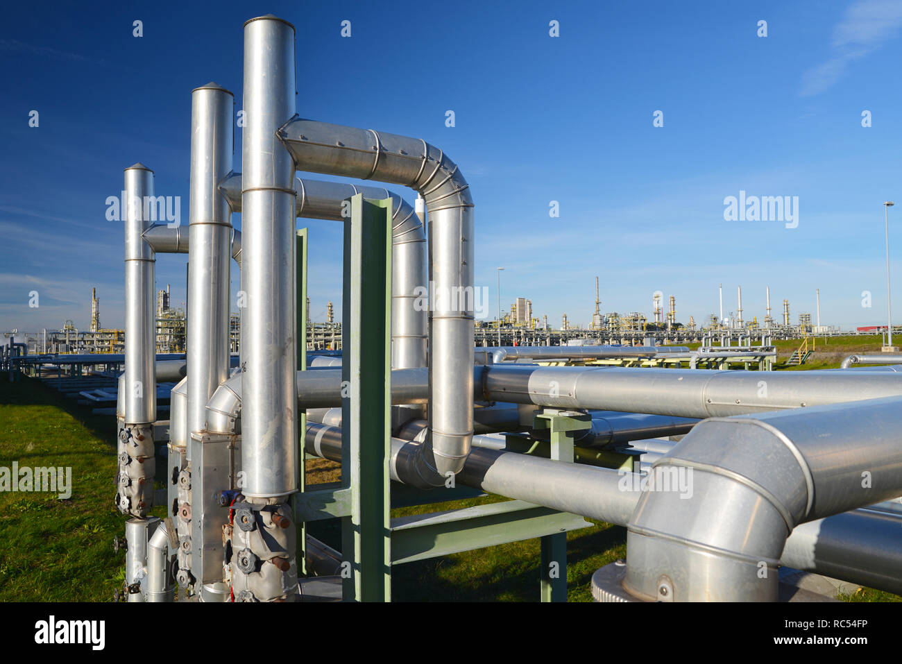 Refillery Building Examples Refinery for the production of fuel - architecture and buildings of an ...
