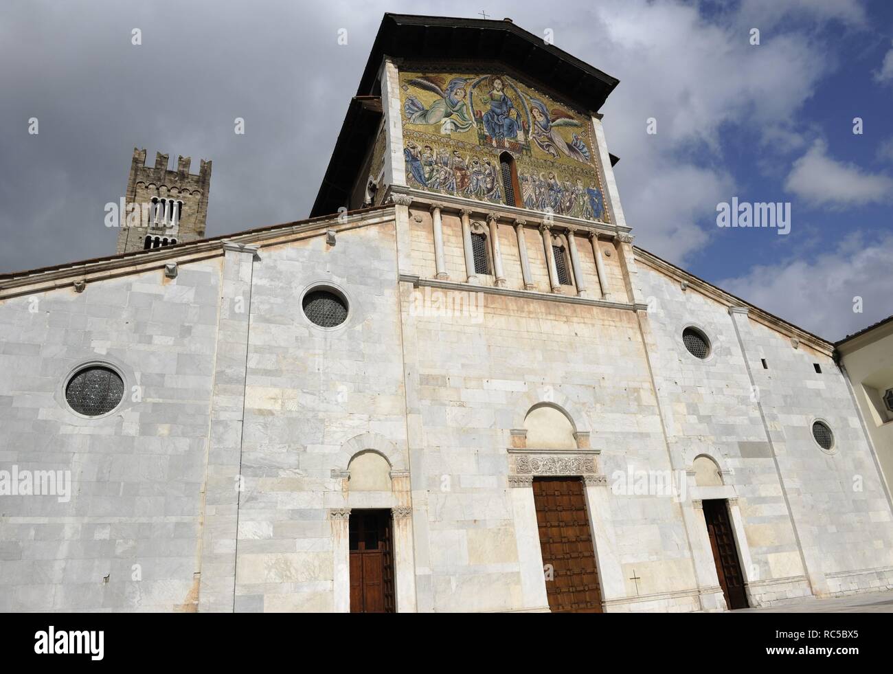 Italy. Lucca. Basilica of San Frediano. Facade with mosaic depicting The Ascension of Christ designed by Berlinghiero Berlinghieri (13th century). Stock Photo
