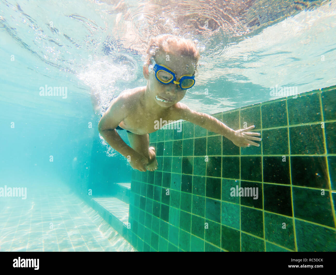 выдохи в воду дети. дети плавают в бассейне. мальчик под водой. человек ныряет в бассейн. человек тонет в бассейне.