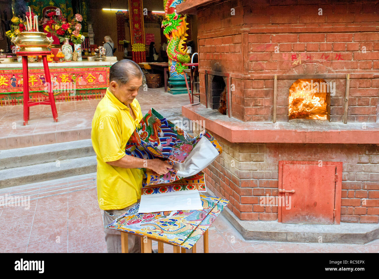 Votive paper burning hires stock photography and images Alamy