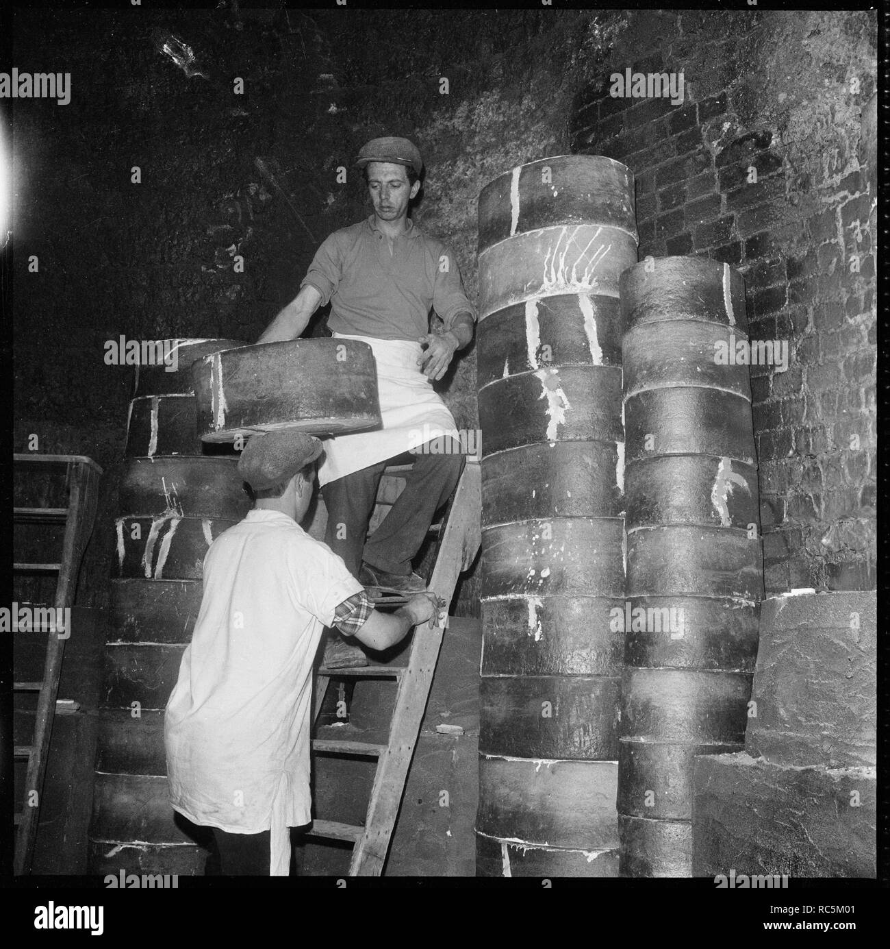 British pottery manufacturing Black and White Stock Photos & Images Alamy
