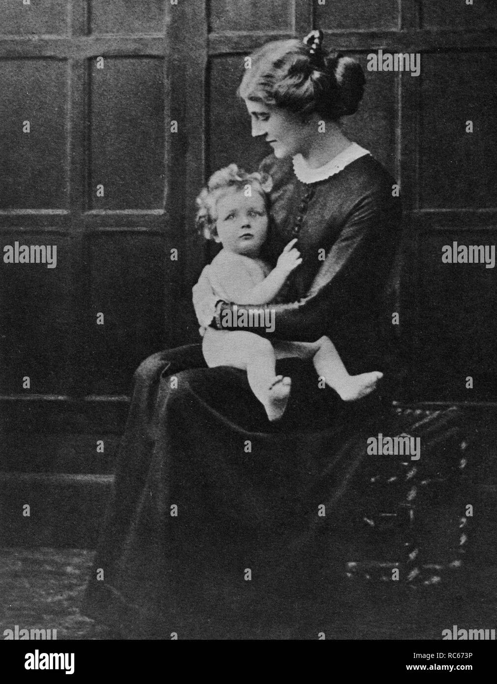 Winston Churchill's wife, Clementine with their first born, Diana.  1909 Stock Photo