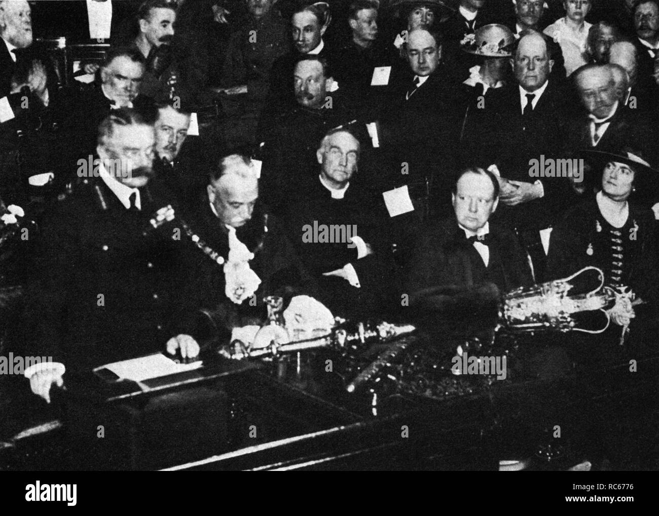 Winston Churchill and his wife listen to Lord Kitchener at The Guildhall,. H.Bottomley, hands clasped, just behind Churchill.. 9th July 1915 Stock Photo