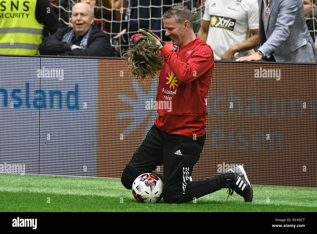 Gummersbach, Germany. 13th Jan, 2019. Schauinsland Reisen Cup: The singer Mickie Krause puts on his wig at the celebrity match of the indoor soccer tournament. Credit: Henning Kaiser/dpa/Alamy Live News Stock Photo
