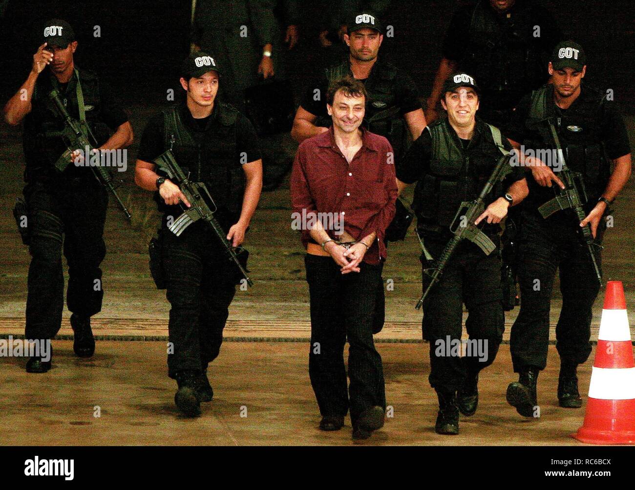 CESARE BATTISTI SCORTATO DALLA POLIZIA FEDERALE IN BRASILE Cesare Battisti, 52, escorted through the Federal Police terminal in Brasilia, Brazil on Monday, March 19, 2007. Battisti was sentenced to prison in perpetuity in his native Italy for being involved in four political assassinations. (Sergio Dutti/Agencia Estado/AE/WpN) **Brazil Out** Ref: B949 121030 089749 Date: 19.03.2007 COMPULSORY CREDIT: WpN/UPPA/Photoshot (Photoshot sergio Dutti/agencia Estado/ae/wpn/Wpn/photoshot, Brasilia - 2007-03-19) p.s. la foto e' utilizzabile nel rispetto del contesto in cui e' stata scattata, e senza in Stock Photo