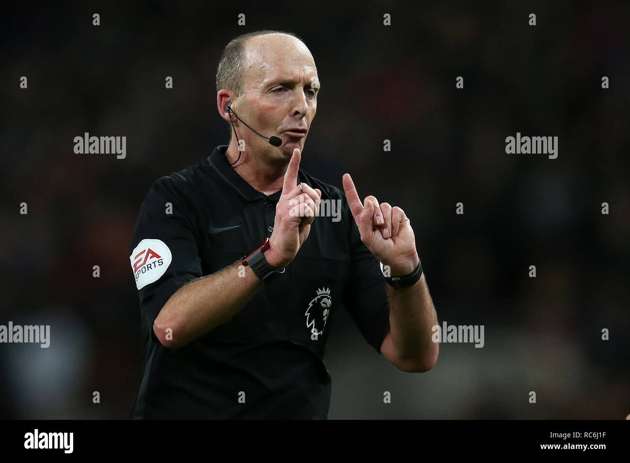 referee Mike Dean. EPL Premier League match, Tottenham Hotspur v Manchester Utd at Wembley Stadium in London on Sunday 13th January 2019.  this image may only be used for Editorial purposes. Editorial use only, license required for commercial use. No use in betting, games or a single club/league/player publications . pic by Andrew Orchard/Andrew Orchard sports photography/Alamy Live news Stock Photo
