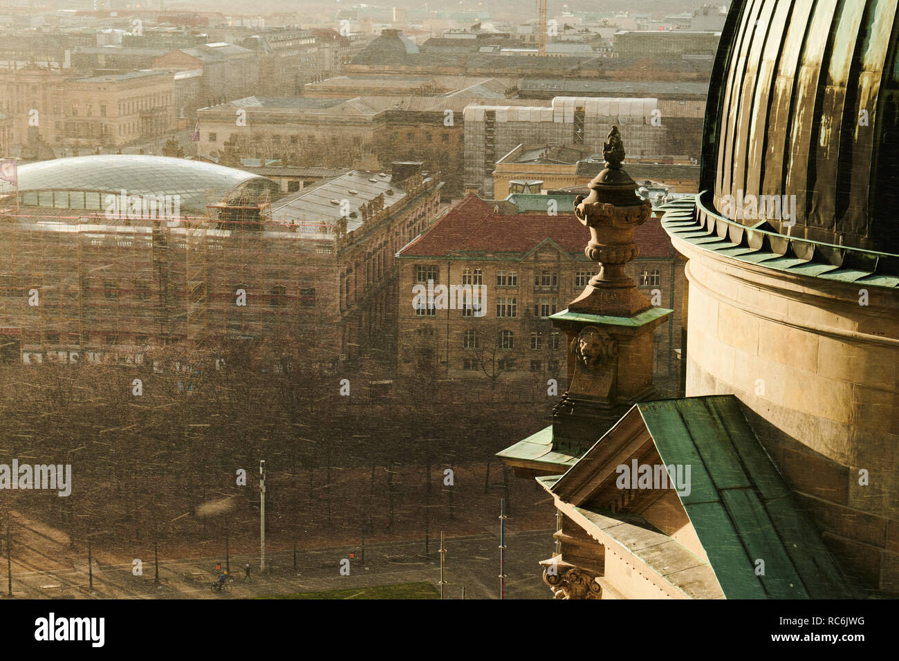 Berlin, Germany. 14th Jan, 2019. The view from the Berlin Cathedral in Berlin Mitte. The wet roofs of the capital reflect the sunlight. Credit: Annette Riedl/dpa-Zentralbild/ZB/dpa/Alamy Live News Stock Photo