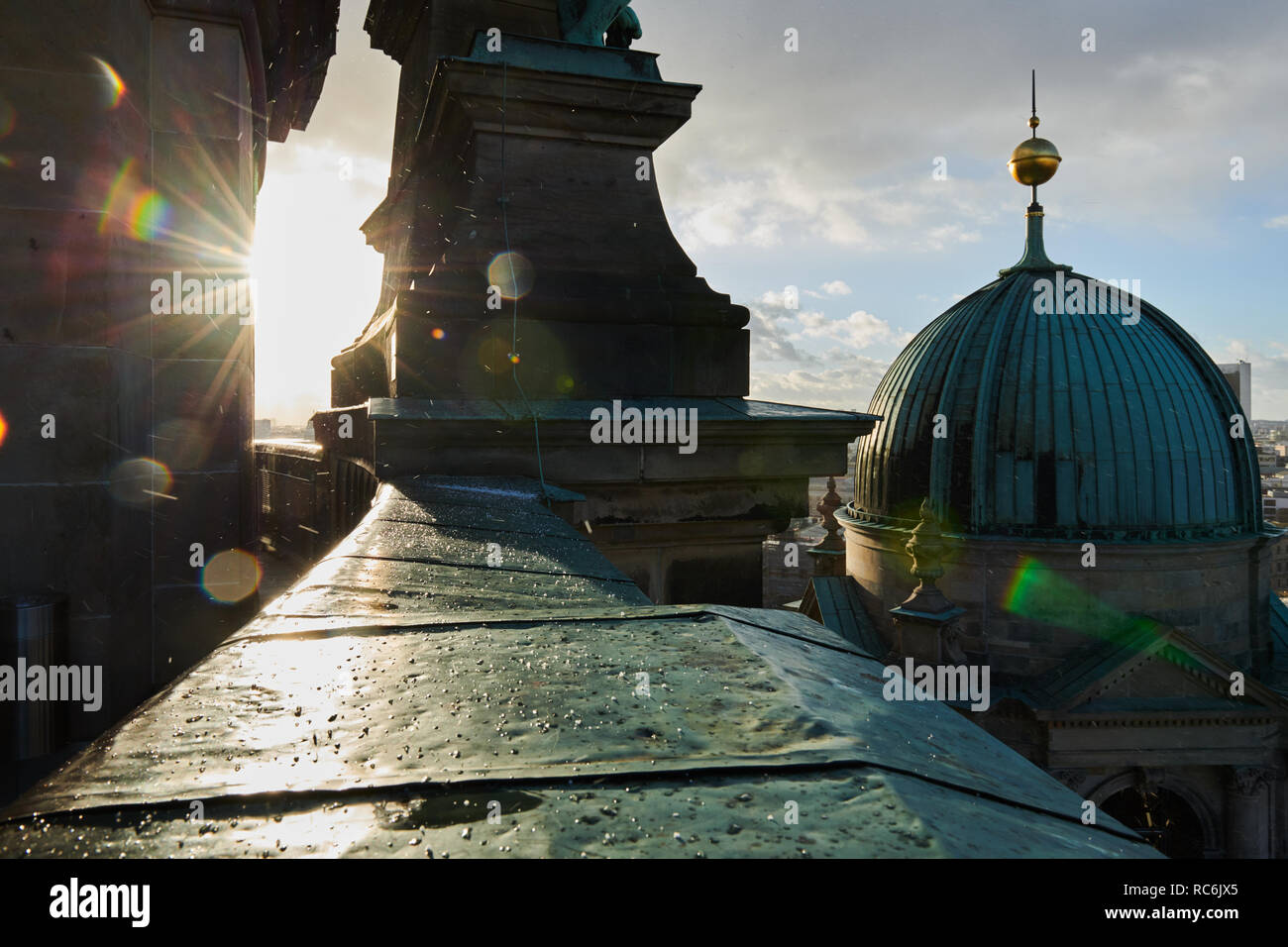 Berlin, Germany. 14th Jan, 2019. The view from the Berlin Cathedral in Berlin Mitte. The wet roofs of the cathedral reflect the sunlight. Credit: Annette Riedl/dpa-Zentralbild/ZB/dpa/Alamy Live News Stock Photo