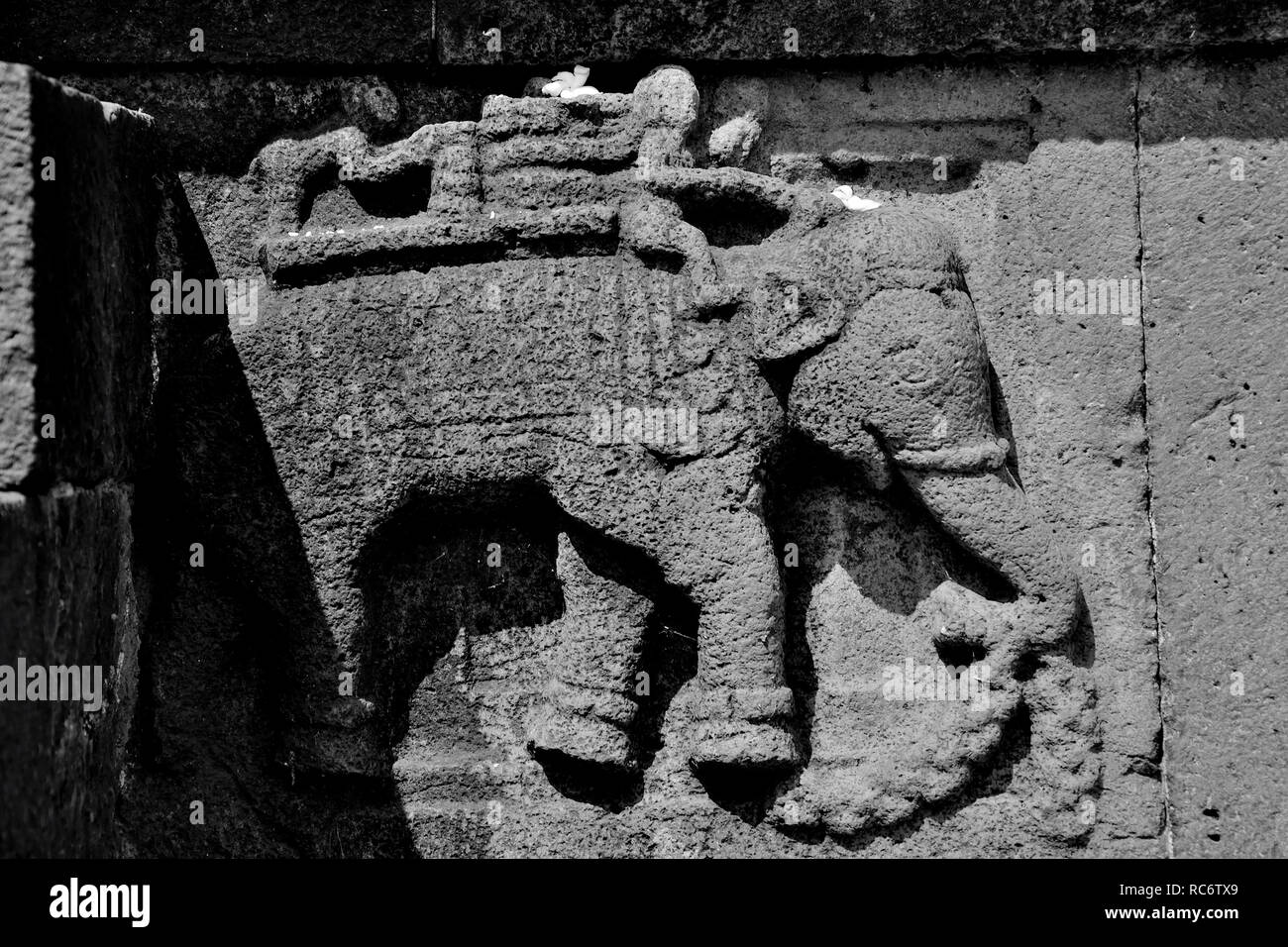 Carving details on the outer wall of Dakshin Kashi Shiv Mandir. Mahuli Sangam. Satara. Maharashtra, India Stock Photo