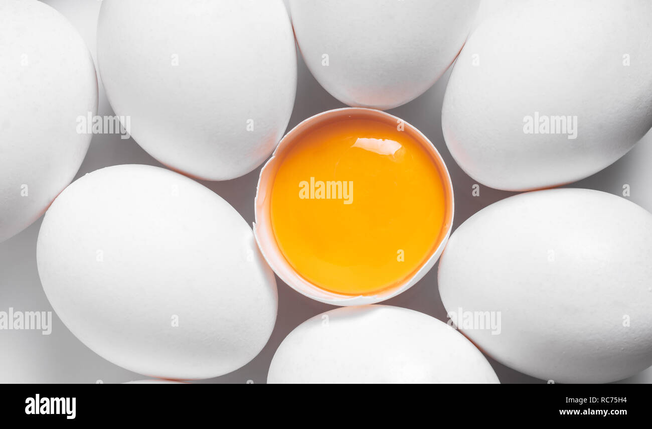 broken and whole chicken eggs, food background Stock Photo - Alamy
