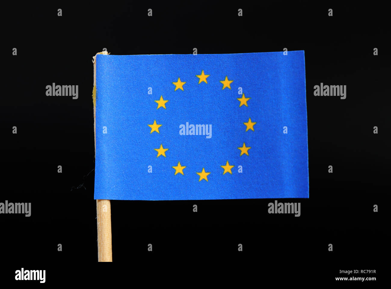 Cờ chính thức EU với những ngôi sao vàng trên nền lục địa xanh sẽ mang đến cho bạn một cảm giác kiêu hãnh và tự hào về sự đoàn kết châu Âu. Hãy xem ảnh liên quan để khám phá thêm sự nguy nga của cờ EU.