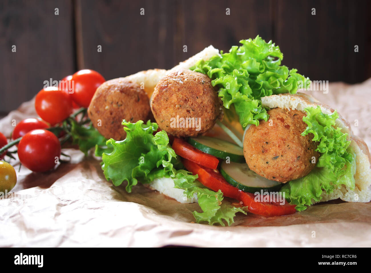 Falafel and fresh vegetables in pita bread Stock Photo - Alamy