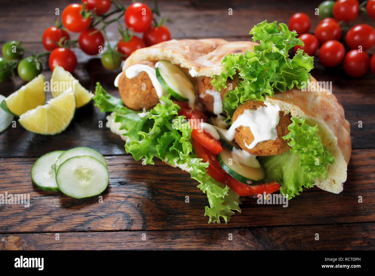 Falafel and fresh vegetables in pita bread Stock Photo - Alamy