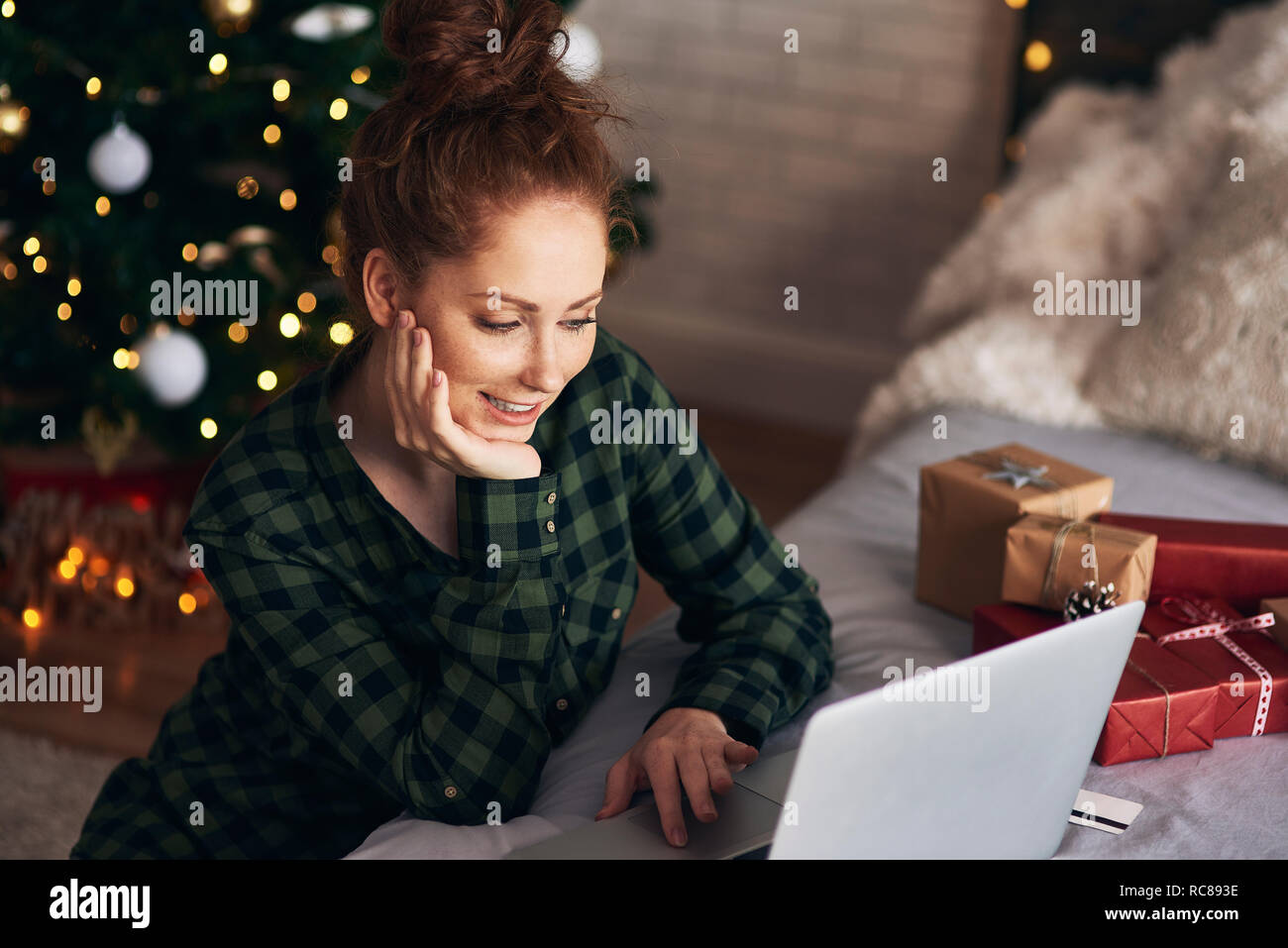 Woman shopping for Christmas presents online Stock Photo