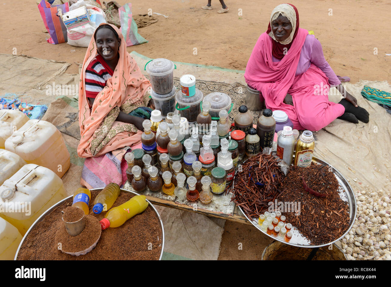 CHAD, Goz Beida, market, women sell perfume, fragrance and essentials /  TSCHAD, Goz Beida, Markt, Frauen verkaufen Parfum und aetherische Oele  Stock Photo - Alamy