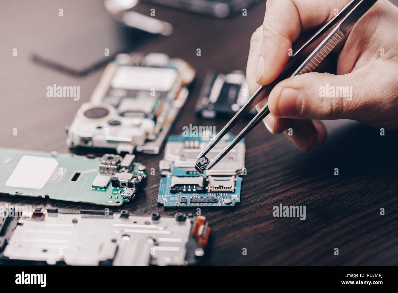 Mobile phone repair hi-res stock photography and images - Alamy