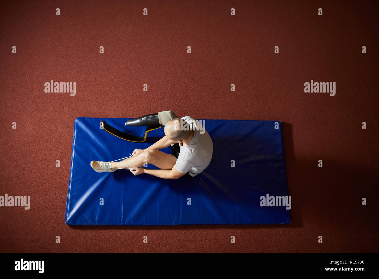 Athlete tying shoelace prosthetic hi-res stock photography and images ...